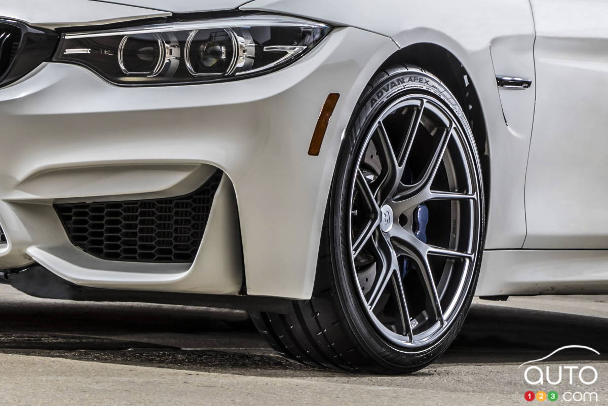 Si vous devez changer les pneus de votre voiture de sport, de votre «muscle car» ou de toute voiture de performance, Yokohama vous suggère un nouveau produit, l’Advan Apex qui procurera non seulement une tenue de route correspondant aux caractéristiques du véhicule mais aussi un silence de roulement.